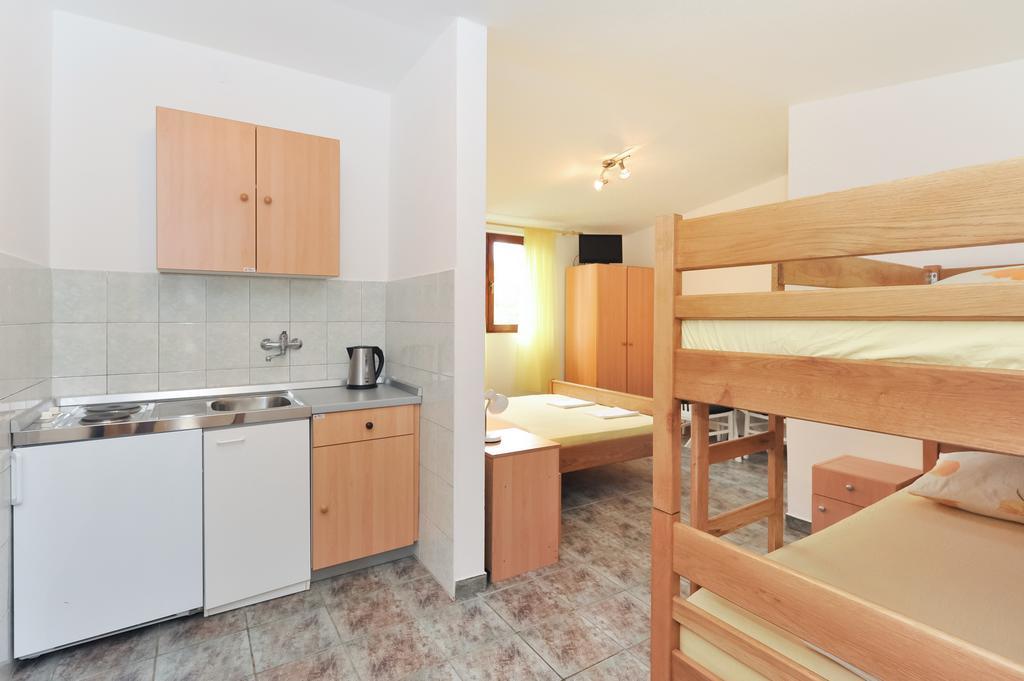 Apartments Marta Starigrad Paklenica Room photo